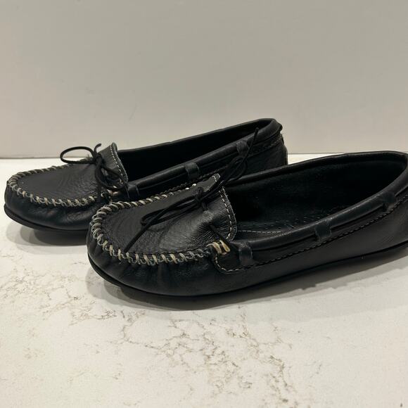 Minnetonka Black Leather Moccasin Loafers Women’s Size 8 - Picture 2 of 7